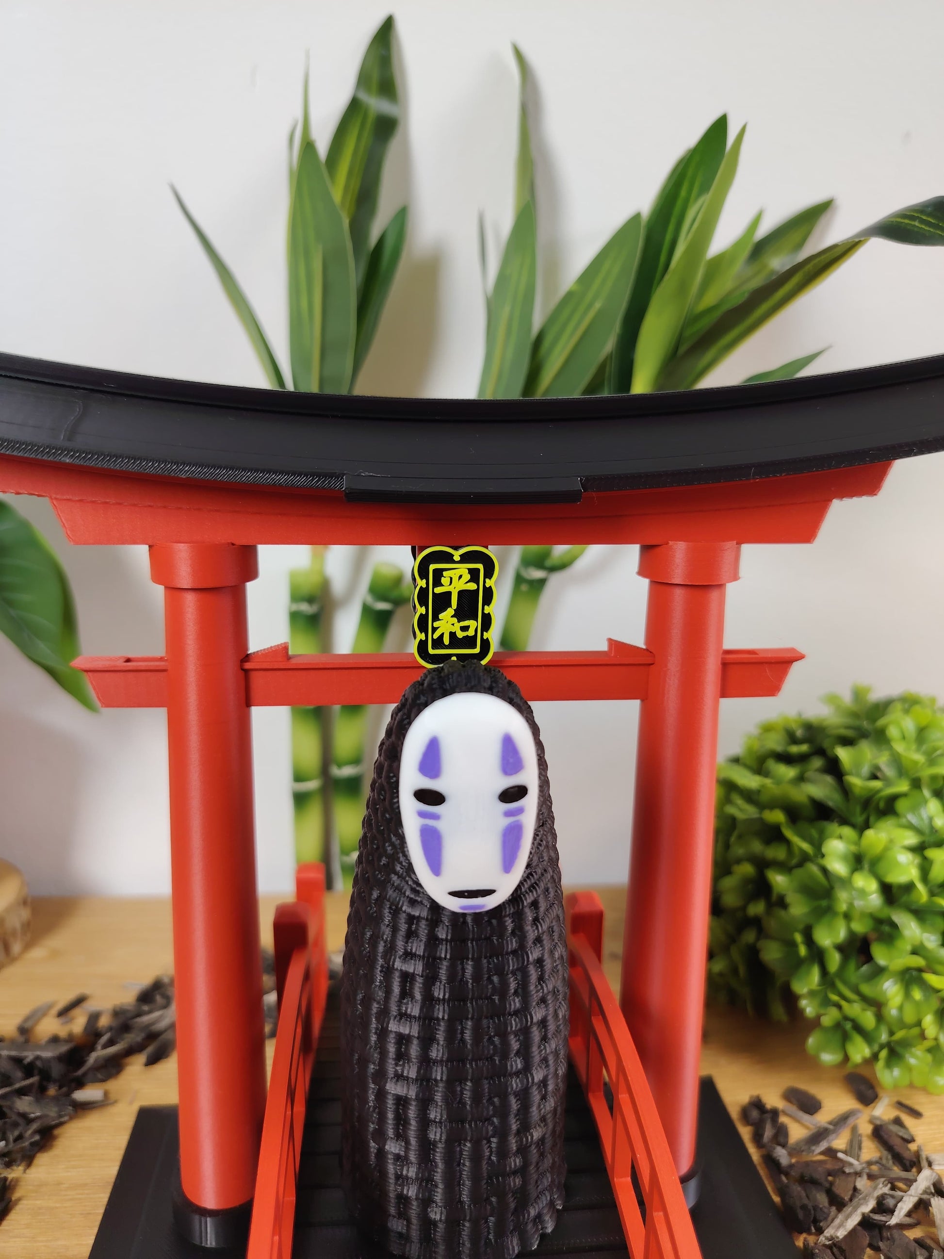 🌸 Lot Décoration Japonaise – Porte Torii, Pont Japonais & Figurine No-Face – Univers Ghibli ⛩️✨