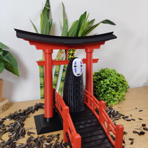 🌸 Lot Décoration Japonaise – Porte Torii, Pont Japonais & Figurine No-Face – Univers Ghibli ⛩️✨