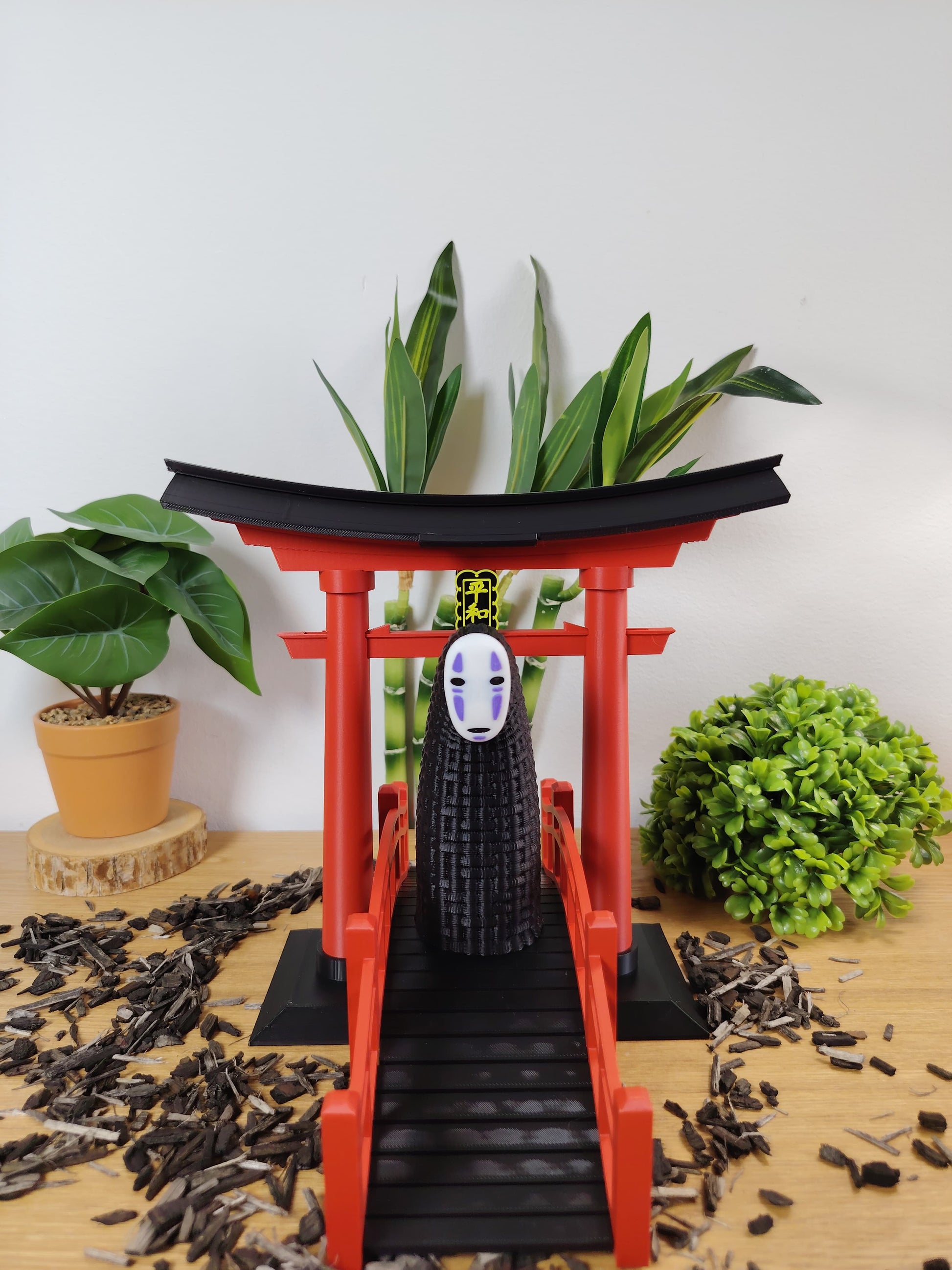🌸 Lot Décoration Japonaise – Porte Torii, Pont Japonais & Figurine No-Face – Univers Ghibli ⛩️✨