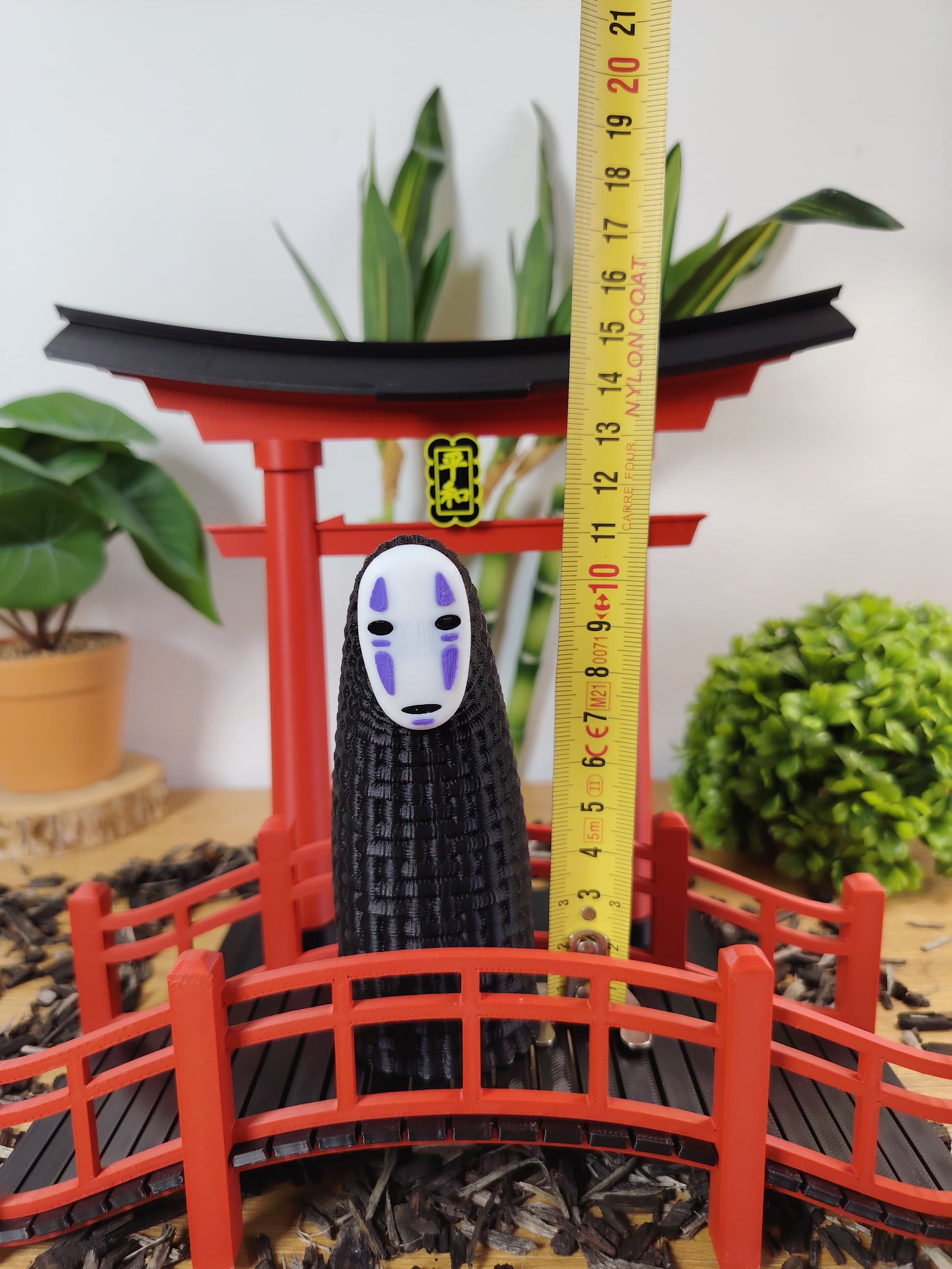 🌸 Lot Décoration Japonaise – Porte Torii, Pont Japonais & Figurine No-Face – Univers Ghibli ⛩️✨