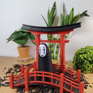 🌸 Lot Décoration Japonaise – Porte Torii, Pont Japonais & Figurine No-Face – Univers Ghibli ⛩️✨