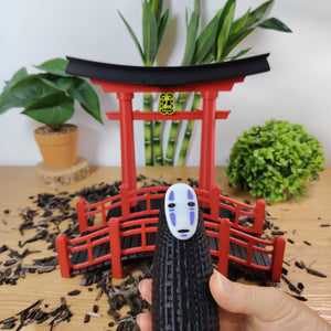 🌸 Lot Décoration Japonaise – Porte Torii, Pont Japonais & Figurine No-Face – Univers Ghibli ⛩️✨