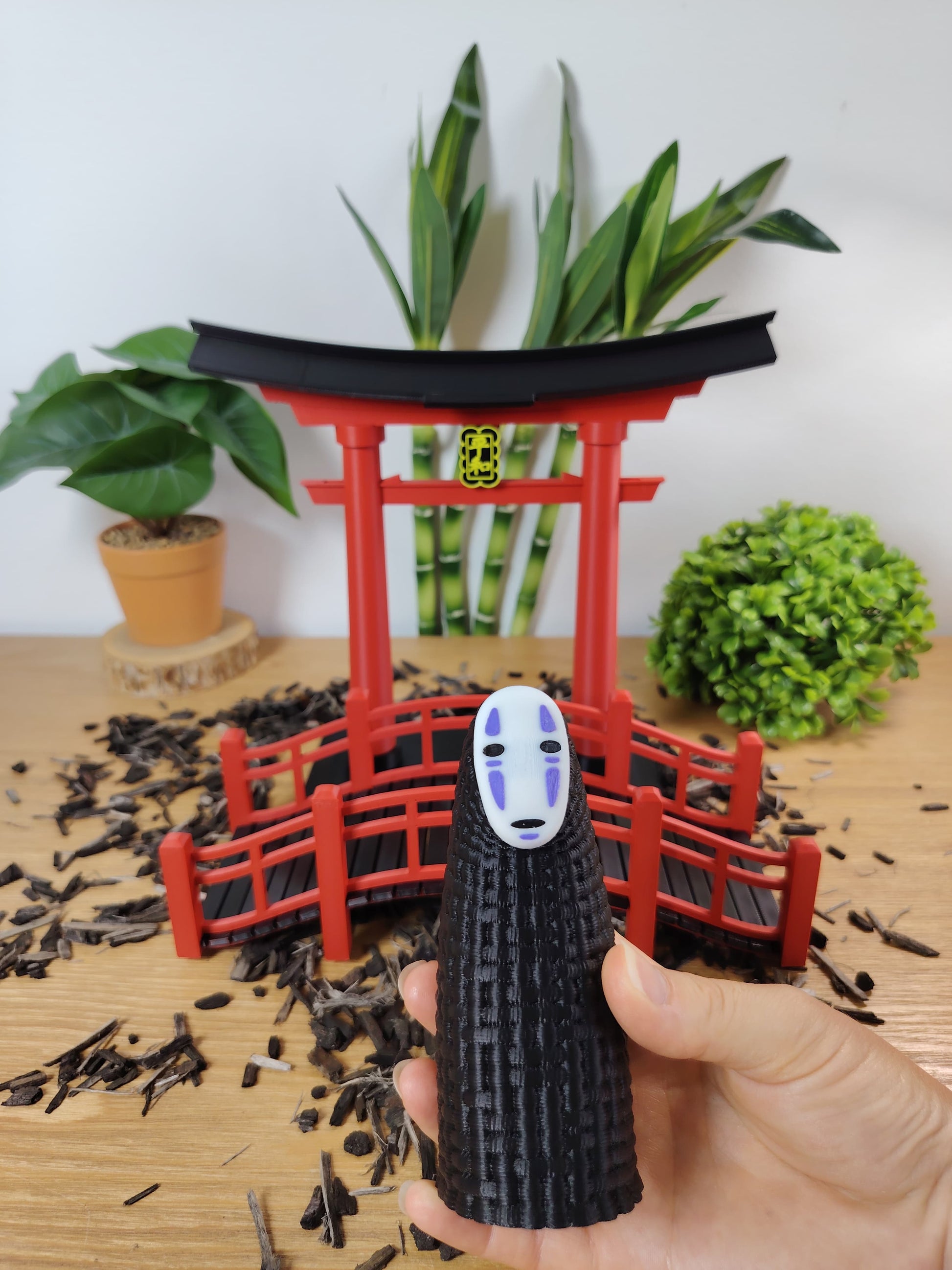 🌸 Lot Décoration Japonaise – Porte Torii, Pont Japonais & Figurine No-Face – Univers Ghibli ⛩️✨