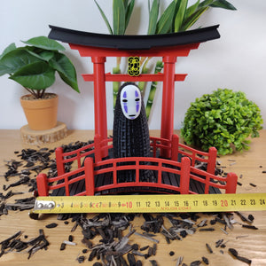 🌸 Lot Décoration Japonaise – Porte Torii, Pont Japonais & Figurine No-Face – Univers Ghibli ⛩️✨