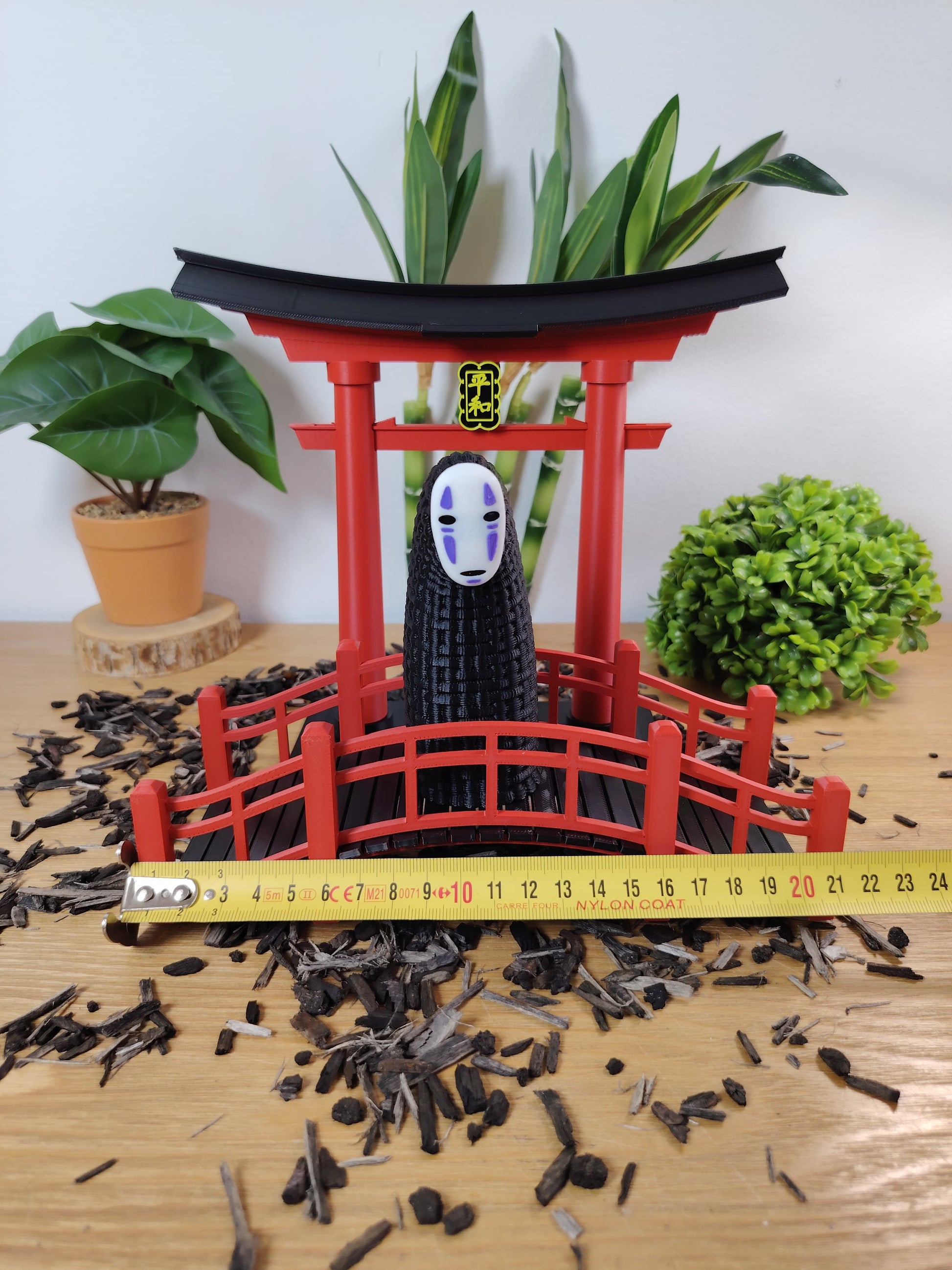 🌸 Lot Décoration Japonaise – Porte Torii, Pont Japonais & Figurine No-Face – Univers Ghibli ⛩️✨