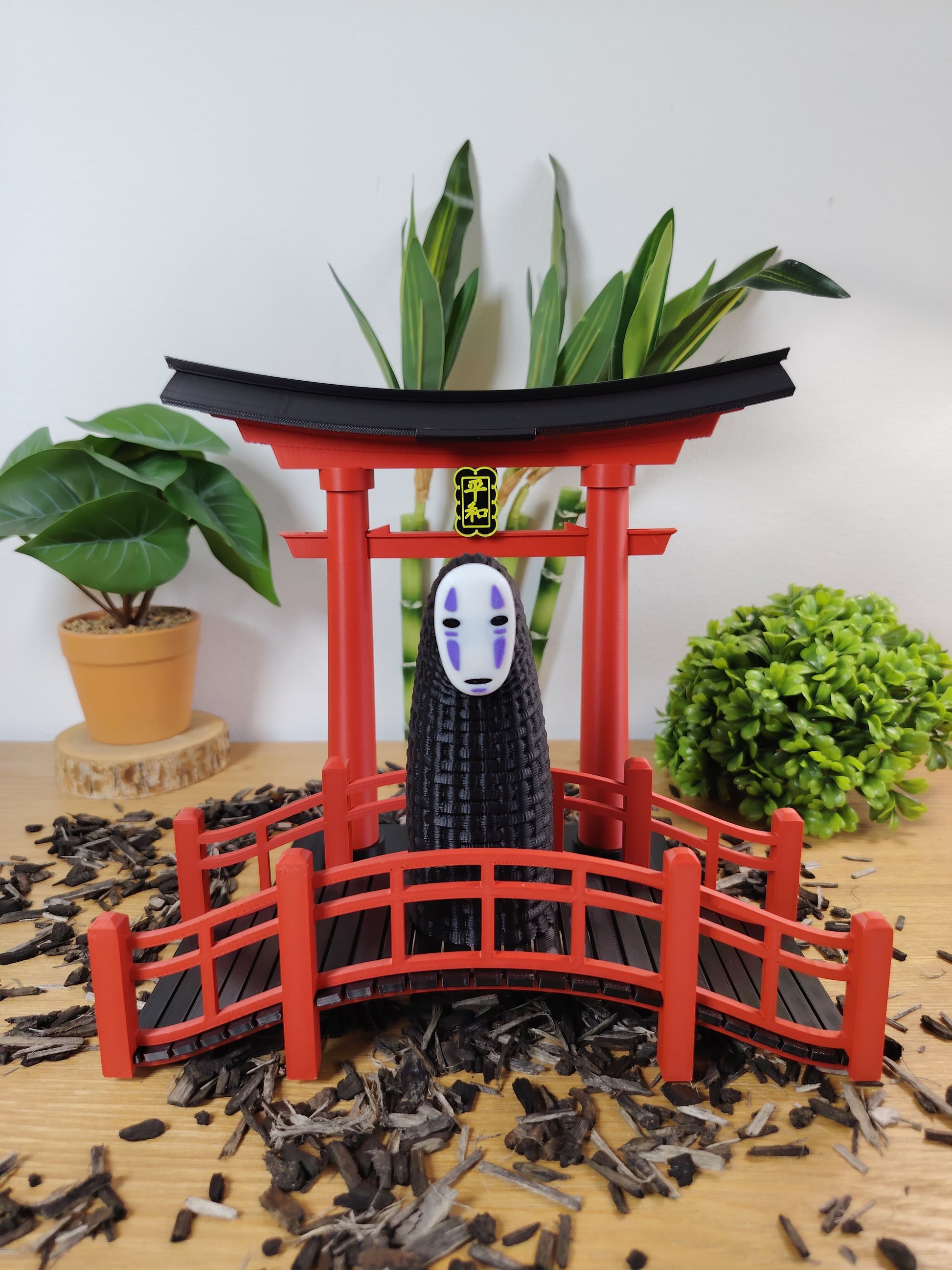 🌸 Lot Décoration Japonaise – Porte Torii, Pont Japonais & Figurine No-Face – Univers Ghibli ⛩️✨