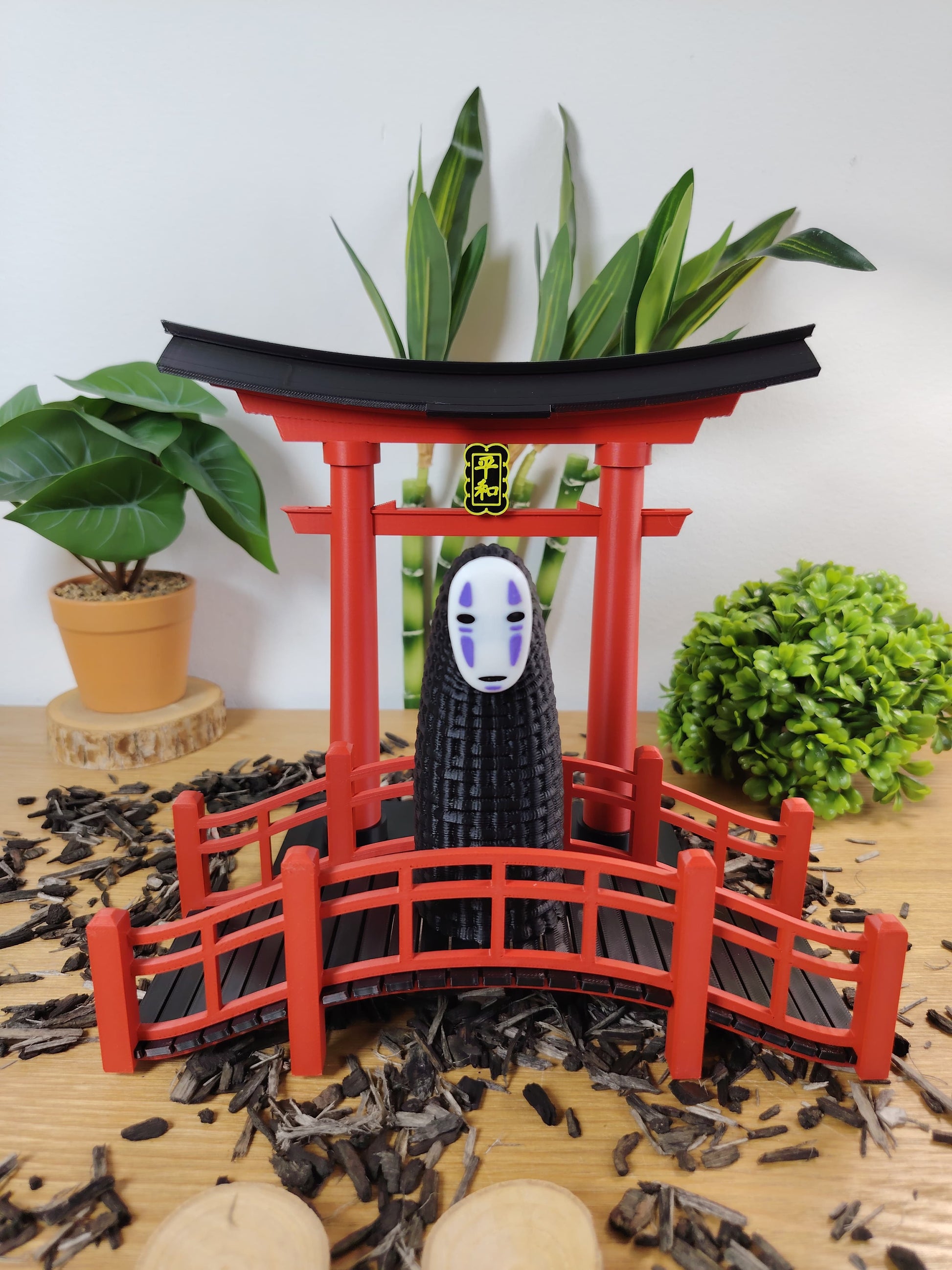 🌸 Lot Décoration Japonaise – Porte Torii, Pont Japonais & Figurine No-Face – Univers Ghibli ⛩️✨