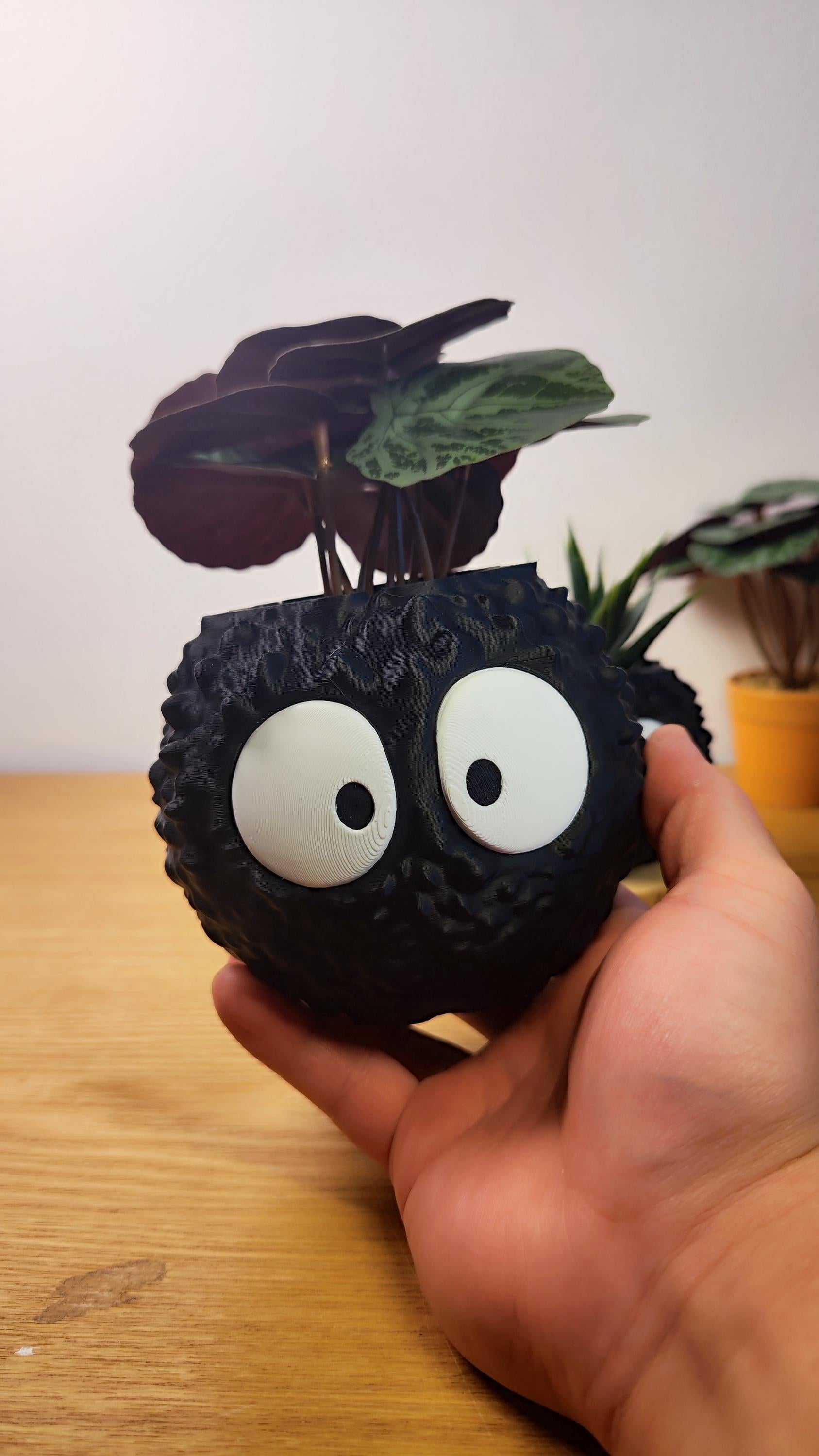 Vase Susuwatari, noiraude Ghibli, le voyage de Chihiro, Totoro, studio Ghibli, Kodama, Miyazaki, pot de fleur